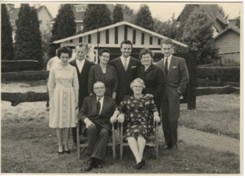 v.l.n.r. staand: Jeanne, Staf, Marie-Thérèse, Modest, Lisette en Kamiel Schoepen zittend: Arthur Schoepen & Marie Van Assel.